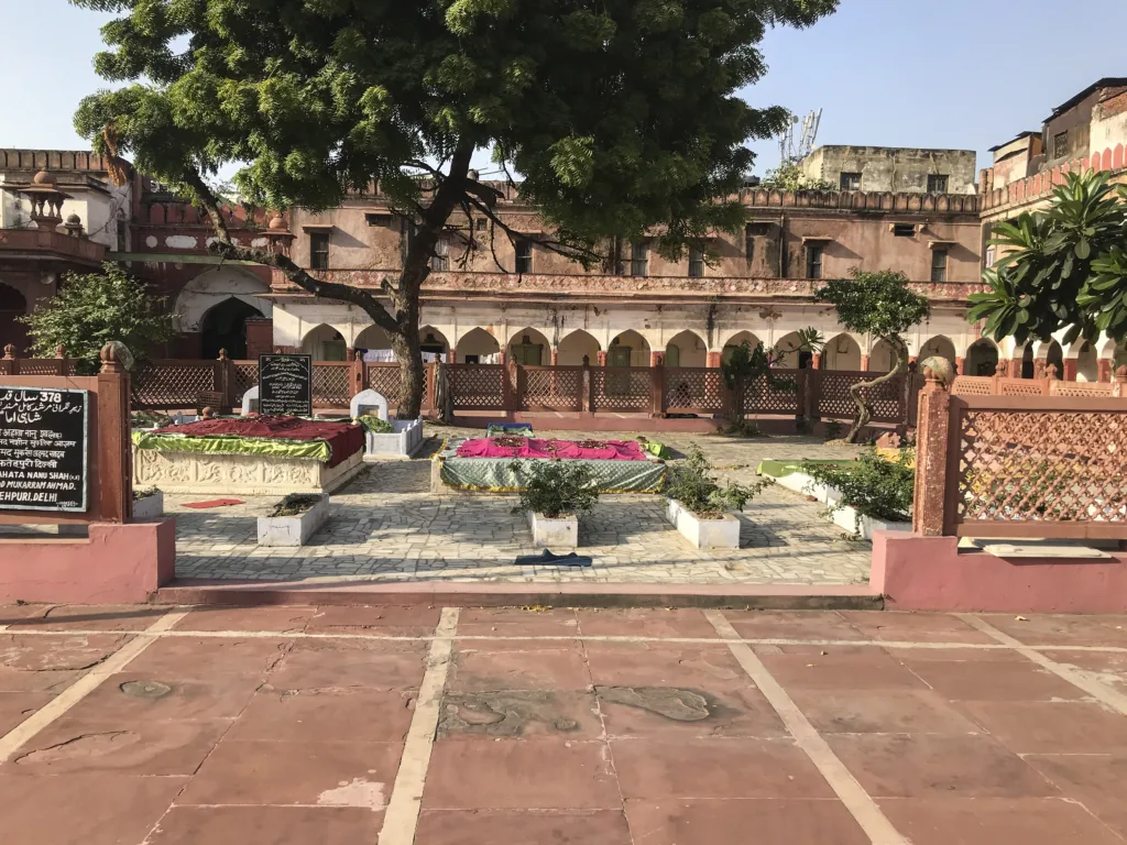 fatehpuri masjid inside view