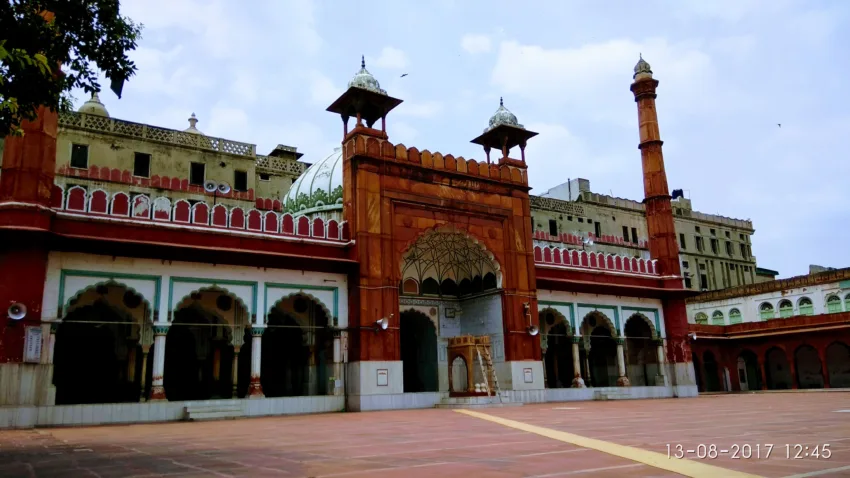 fatehpuri masjid outside view