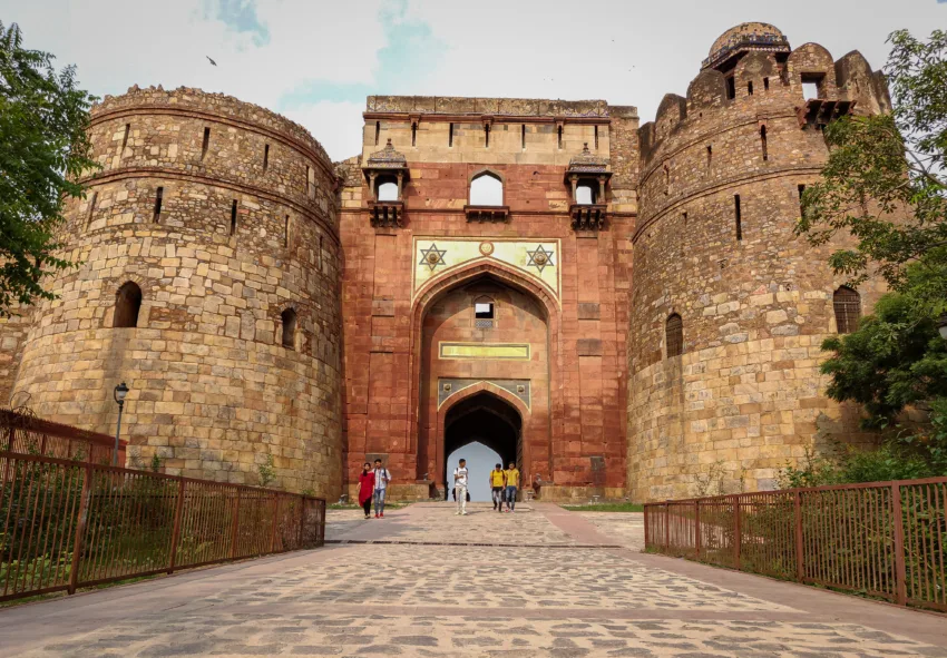 Puarana qila gate