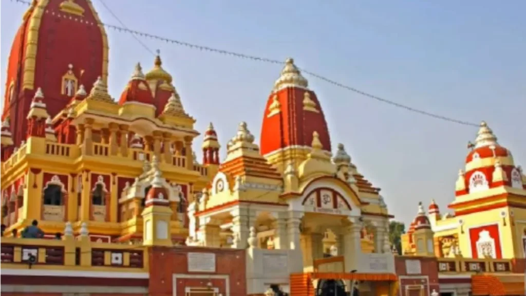 Outside view of KalkaJi Mandir in delhi