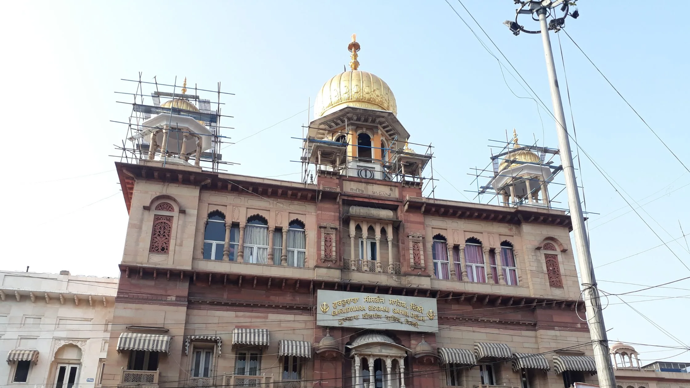 The beautiful gurudwaa tha looks a little like. mosque. 