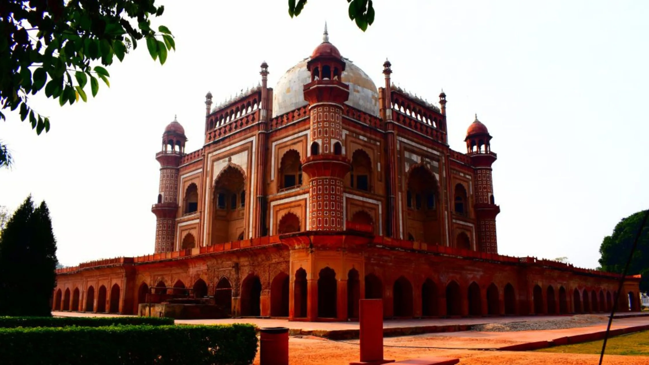 The tomb resembling Taj Mahal. 