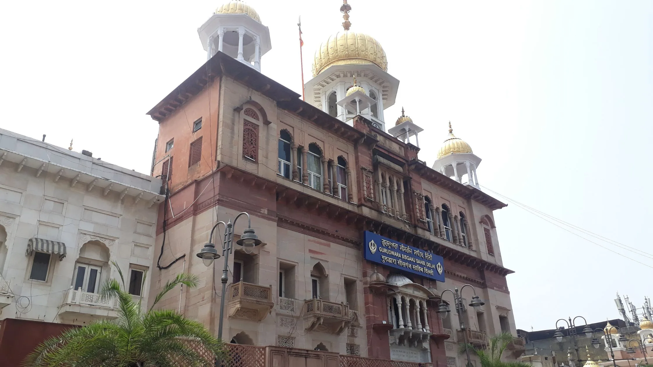 Image of the gurudwara from the side. 