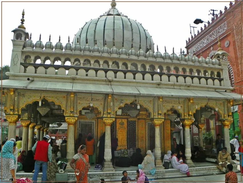 A view of Nizamuddin Dargah