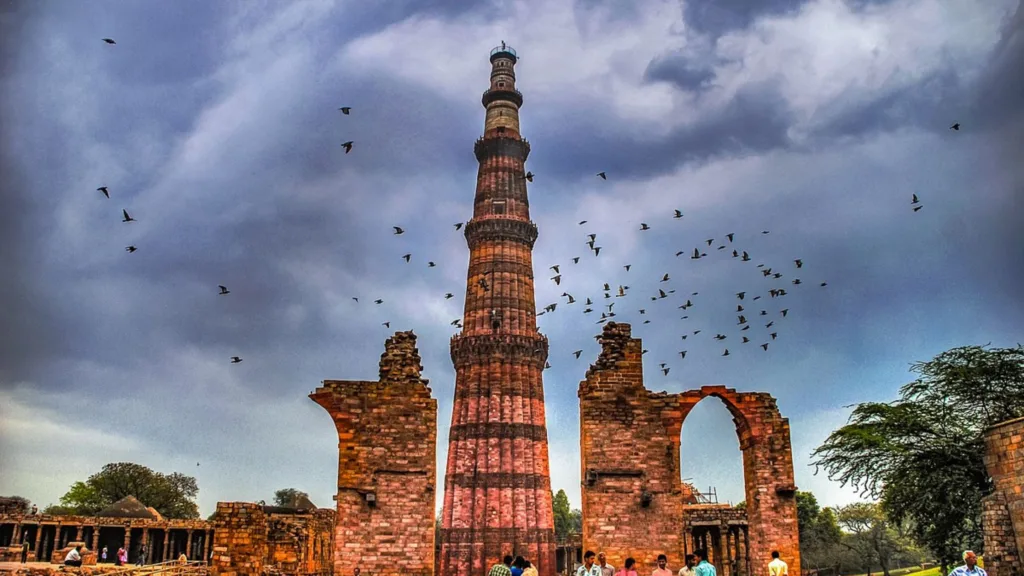 A view of Qutub Minar in the monsoon weather.