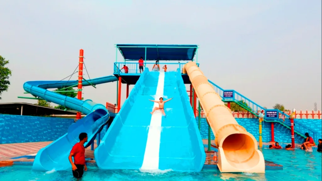 children playing at Aapno water park in Gurugram