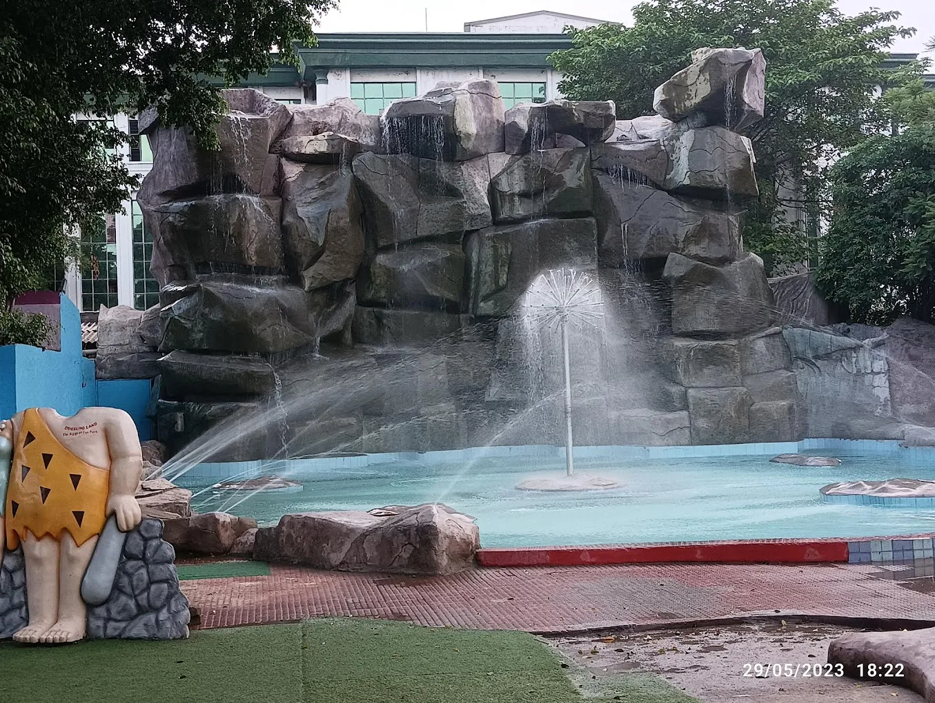 A fountain pool in the water park area of Drizzling Land.