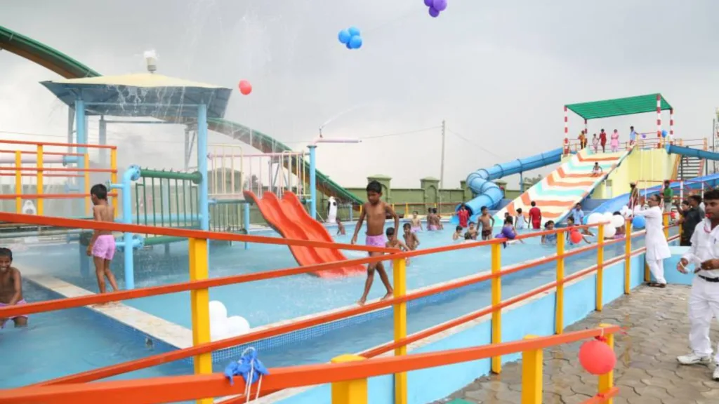 Kids playing at the water park at Ffunmax water park.