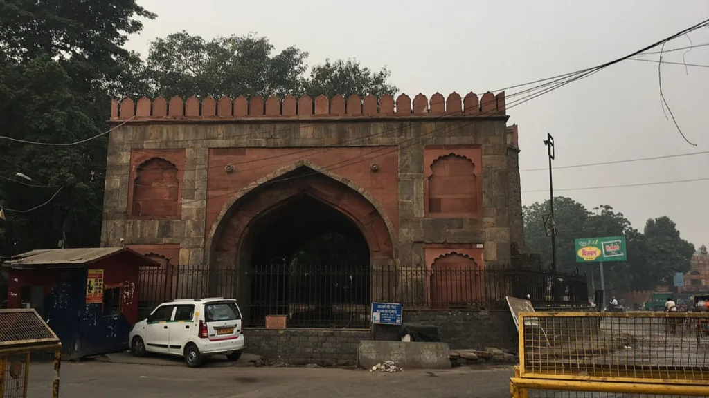 Ajmeri gate outside view