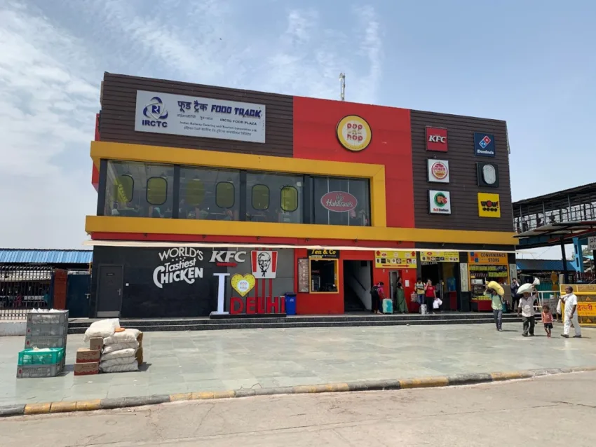 Pop n Hop Food Court located at new Delhi Railway Station.