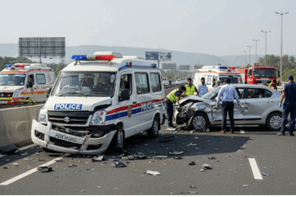 Highway Accident Injures 8 People, Including 4 Police Officers Highway Accident Injures 8 People, Including 4 Police Officers